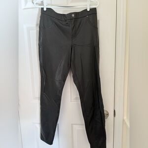 HUE women leatherette faux leather leggings. L. Worn once